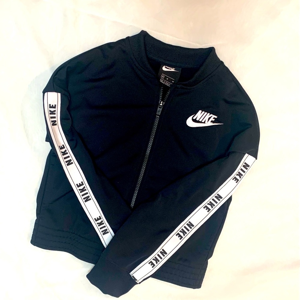 Size m girls Nike track jacket. New without tags